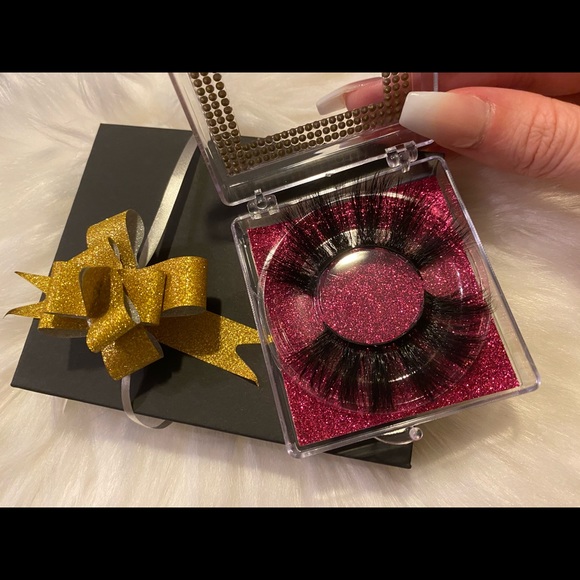 Lashes - Picture 5 of 13